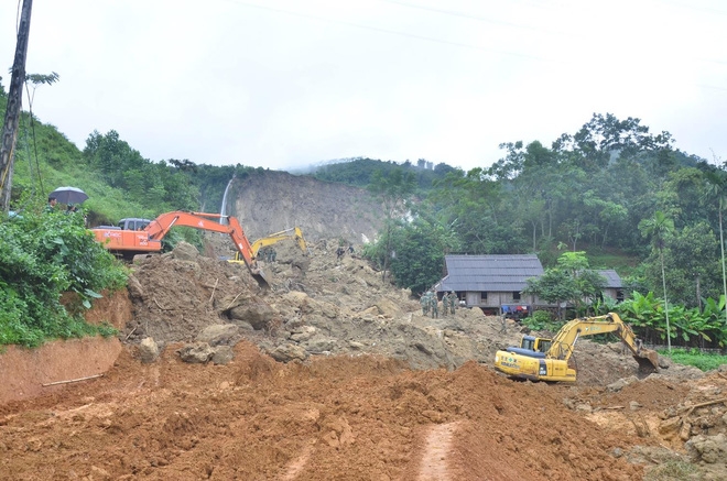 Vụ sạt lở kinh hoàng ở Hoà Bình: Tiếng động lớn như mìn nổ vang trời - Ảnh 2.