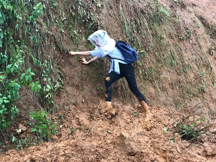 xuc dong vi loat anh do my linh doi mua, vuot nui mang dien ve thon hinh anh 5