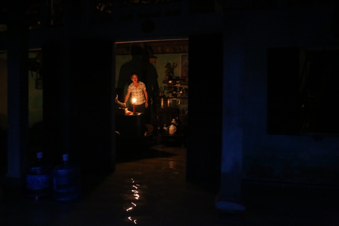 Chùm ảnh: Cuộc sống trên giường, dưới nước của dân vùng lũ ở Hà Nội - Ảnh 7.