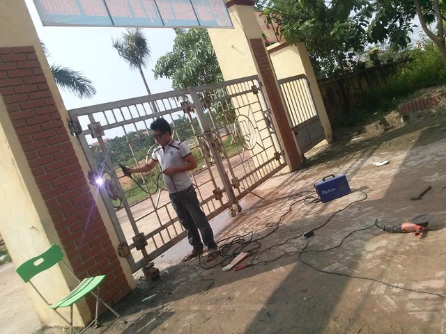 Theo quan sát, bản lề cánh cửa sắt cổng trường đã bị hoen rỉ.