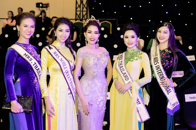 Dàn hoa hậu quý bà quốc tế mặc áo dài bên Hoa hậu Quý bà Diễm Kyly