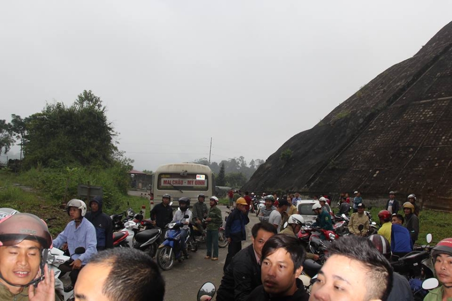 hoa binh: quoc lo 6 qua nga ba tong dau van bi cam luu thong hinh anh 3