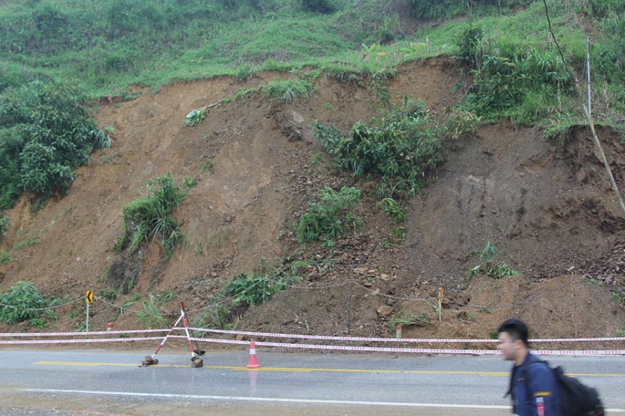 hoa binh: quoc lo 6 qua nga ba tong dau van bi cam luu thong hinh anh 4
