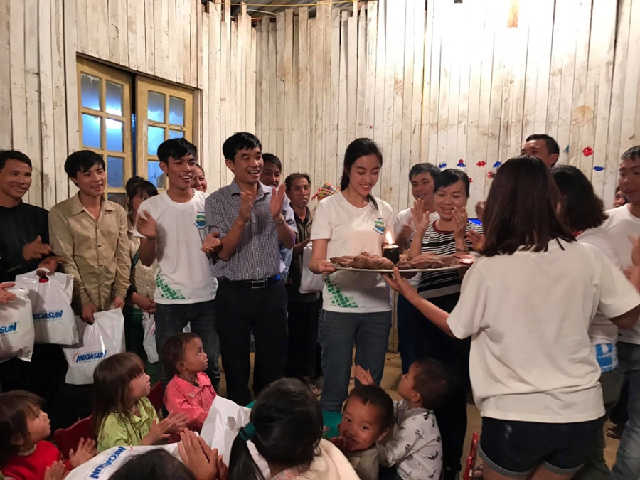 Hoa hau My Linh don sinh nhat ben ba con vung lu Yen Bai hinh anh 2