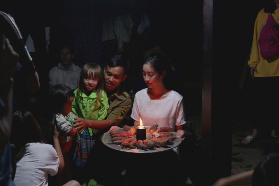 Hoa hau My Linh don sinh nhat ben ba con vung lu Yen Bai hinh anh 4