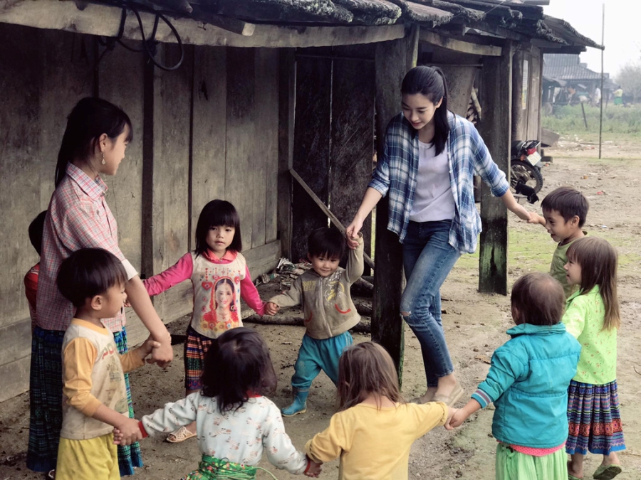 Hoa hau My Linh don sinh nhat ben ba con vung lu Yen Bai hinh anh 8