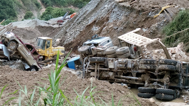 Những chiếc xe tải cỡ lớn chổng vó.