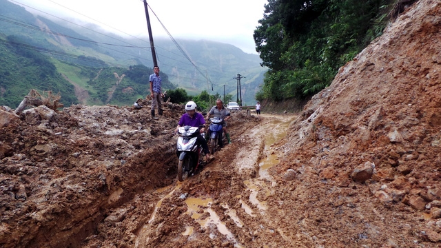 Đường tạm thông, nhiều đoạn chỉ xe máy vượt qua được.