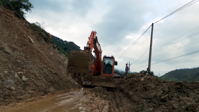 Có những đoạn, khi xe vừa đi qua, đất đá tiếp tục sạt lở, bịt kín đường. Máy xúc luôn túc trực để làm nhiệm vụ.