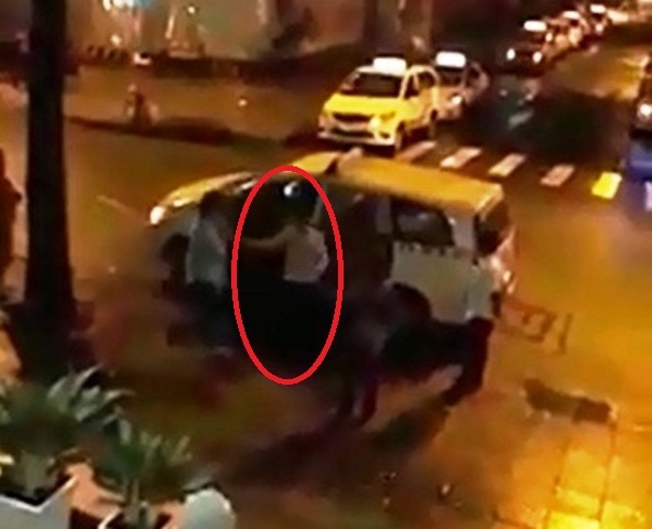 Tài xế taxi tung “liên hoàn cước” vào khách nước ngoài vì không trả thêm tiền - 1