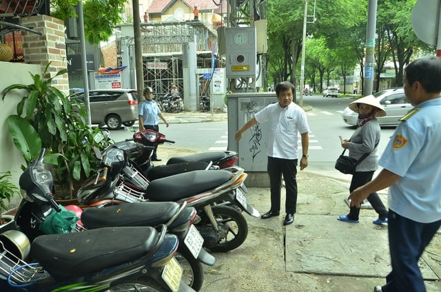 Ông Đoàn Ngọc Hải trong buổi ra quân dẹp vỉa hè chiều 11/10