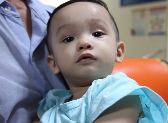 be trai 14 thang bi bao hanh va bo roi o benh vien: sut 4kg, tinh mang bi de doa - 3