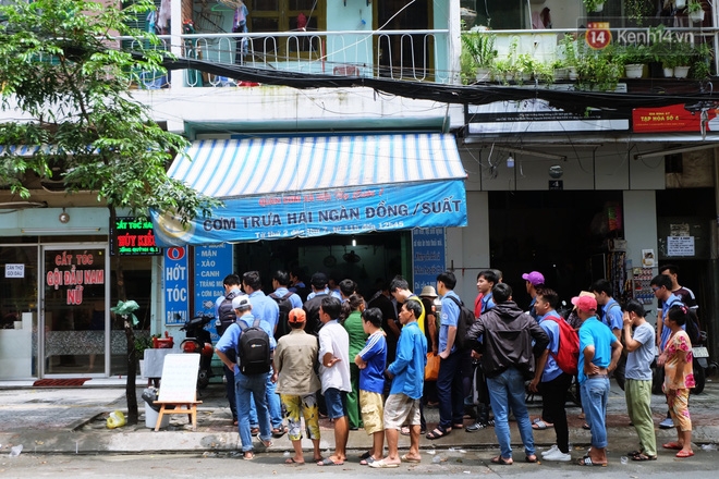 Chuyện sinh viên ăn cơm 2.000 đồng: Sắp xếp thời gian cho những nhu cầu thực sự cần thiết, các bạn sẽ kiếm đủ bữa ăn hàng ngày - Ảnh 1.