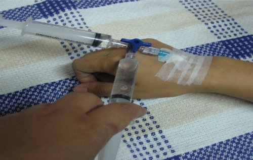 Tiêm thuốc tiêu sợi huyết điều trị đột quỵ. Ảnh: H.T
