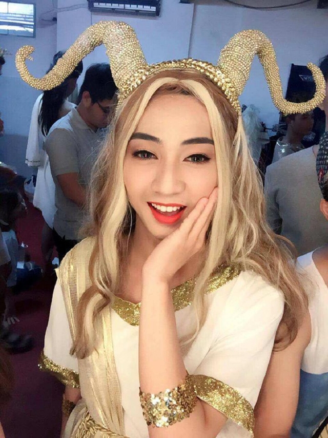  Tân có một sở thích đặc biệt là hóa thân thành con gái, những lần trang điểm của Tân chủ yếu là để phục vụ việc học tập, công việc và tạo thú vui cho mọi người nên 9x tự trang điểm lên chính khuôn mặt của mình. 