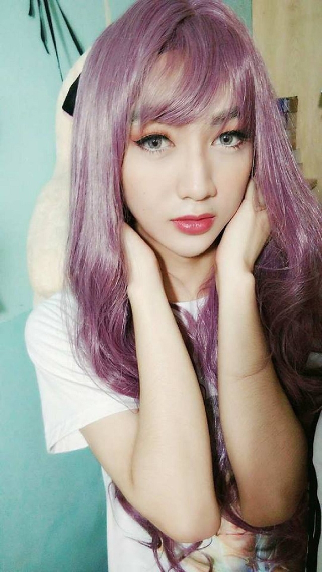  Thoạt đầu người ta nói mặt em trang điểm lên là nhìn y chang con gái tomboy quấn ngực, đội tóc giả nữa là y chang luôn. Dáng em cũng gầy nữa nên hôm thi “Giọng ải giọng ai”, BGK không ai nhận ra em là con trai hết”, Minh Tân hài hước kể lại. 