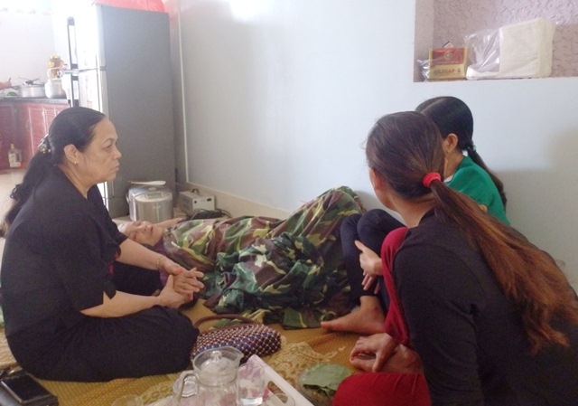  Từ ngày nghe tin con mất tích do nước lũ cuốn trôi, bà Xuân, - mẹ của Thượng tá Cao Đăng Cường nằm một chỗ, không thiết ăn uống gì. 