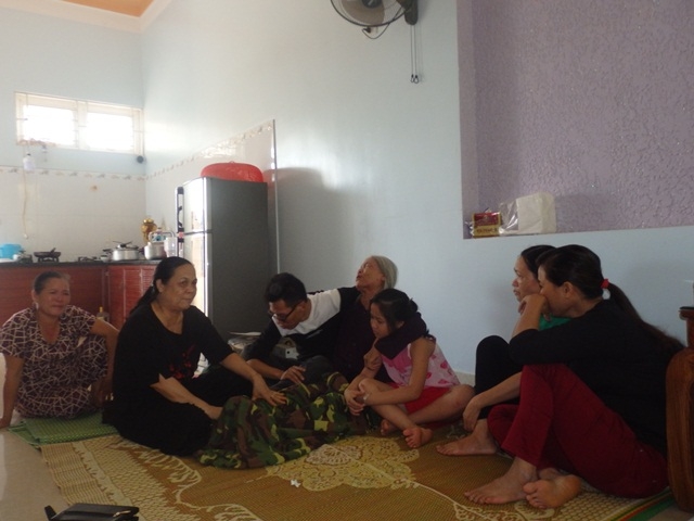  Rất đông hàng xóm, người thân đến động viên gia đình bà Xuân. 