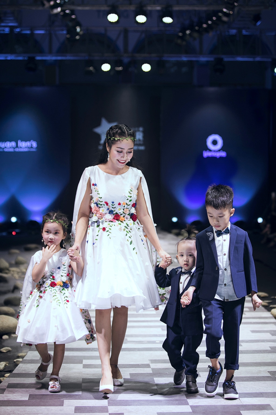 Oc Thanh Van trinh dien thoi trang cung ba con hinh anh 2