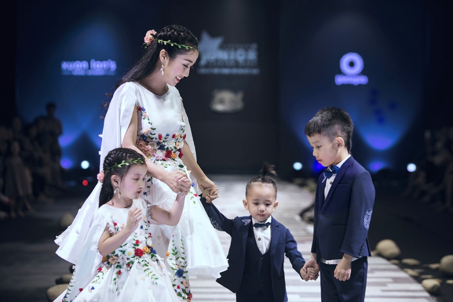 Oc Thanh Van trinh dien thoi trang cung ba con hinh anh 3