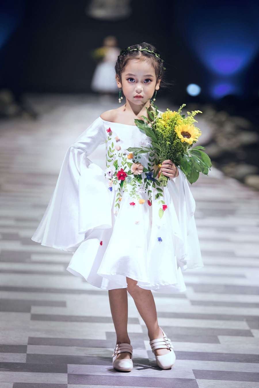Oc Thanh Van trinh dien thoi trang cung ba con hinh anh 4