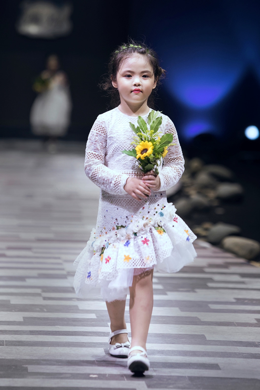 Oc Thanh Van trinh dien thoi trang cung ba con hinh anh 5