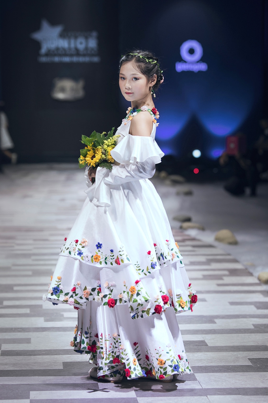 Oc Thanh Van trinh dien thoi trang cung ba con hinh anh 7
