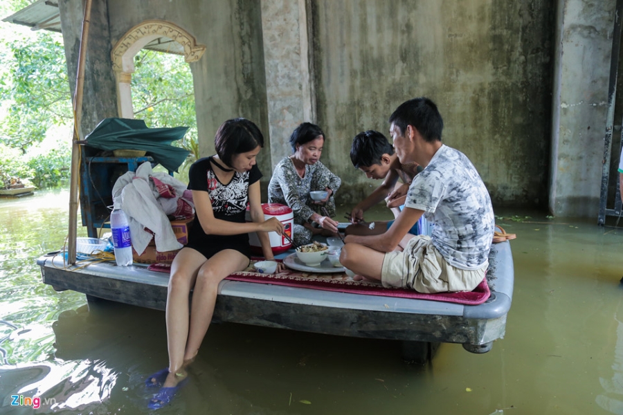 Nuoc van chua rut, dan Ha Noi che be 'dac chung' hinh anh 4