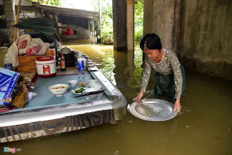 Nuoc van chua rut, dan Ha Noi che be 'dac chung' hinh anh 5