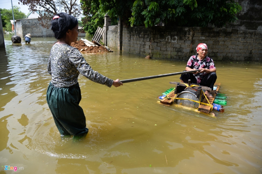 Nuoc van chua rut, dan Ha Noi che be 'dac chung' hinh anh 7