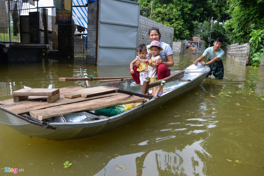 Nuoc van chua rut, dan Ha Noi che be 'dac chung' hinh anh 8