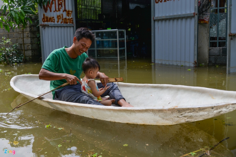 Nuoc van chua rut, dan Ha Noi che be 'dac chung' hinh anh 9