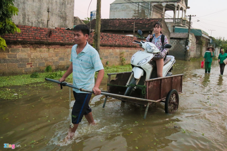 Nuoc van chua rut, dan Ha Noi che be 'dac chung' hinh anh 10