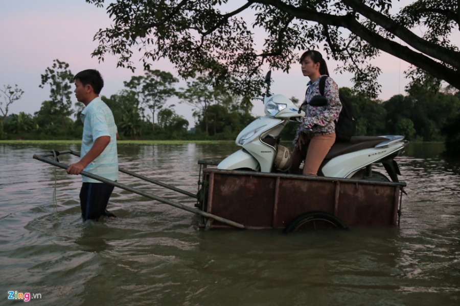 Nuoc van chua rut, dan Ha Noi che be 'dac chung' hinh anh 11