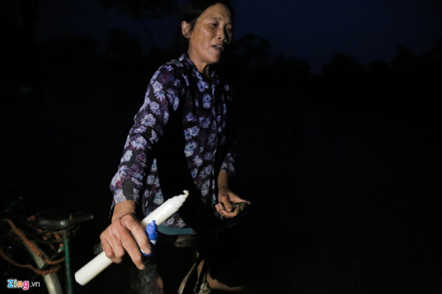 Nuoc van chua rut, dan Ha Noi che be 'dac chung' hinh anh 12