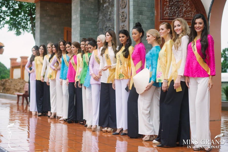 Thí sinh Miss Grand International 2017 duyên dáng trong tà áo bà ba vãn cảnh chùa - Ảnh 1.