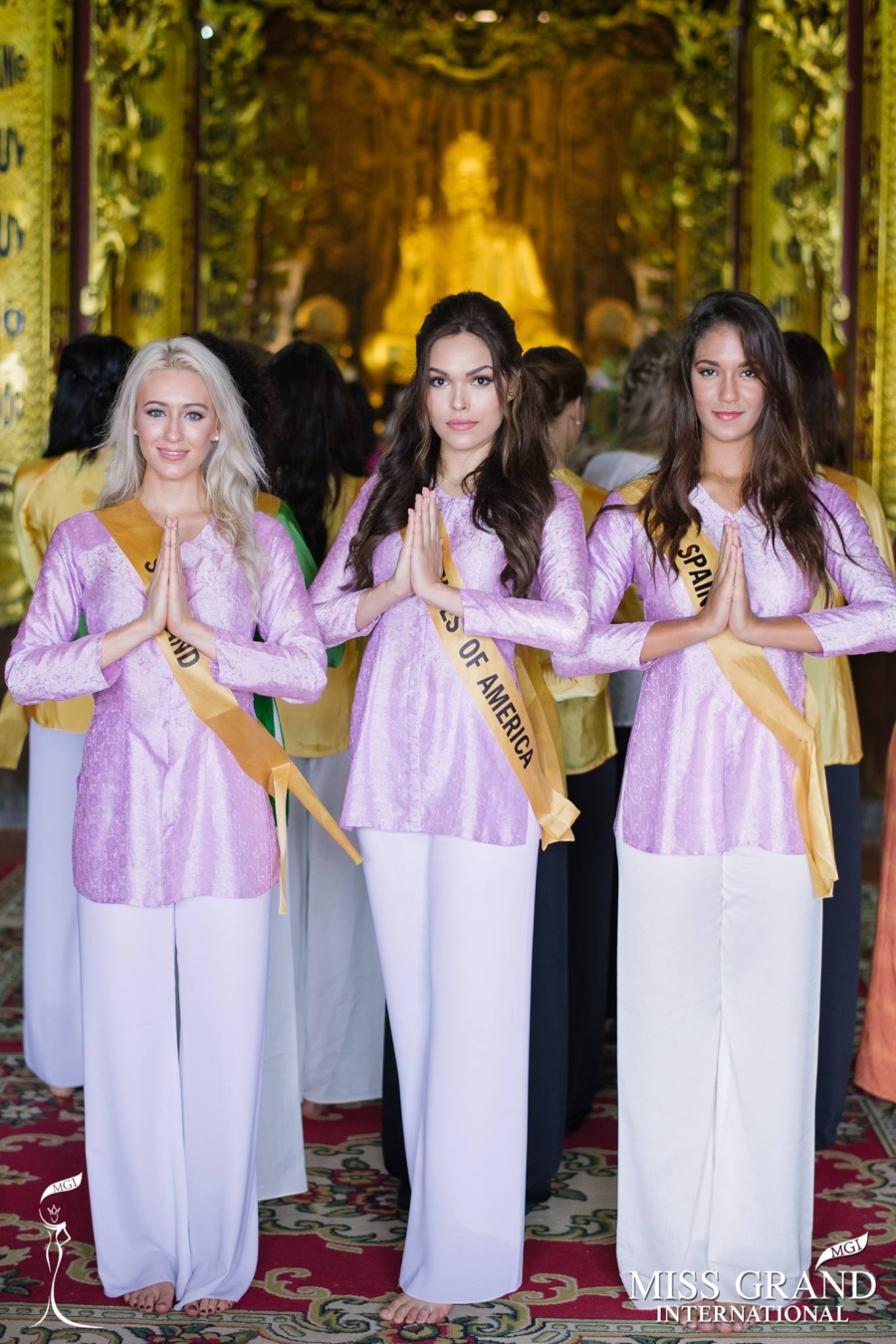 Thí sinh Miss Grand International 2017 duyên dáng trong tà áo bà ba vãn cảnh chùa - Ảnh 3.