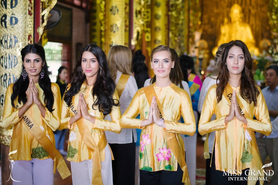 Thí sinh Miss Grand International 2017 duyên dáng trong tà áo bà ba vãn cảnh chùa - Ảnh 4.