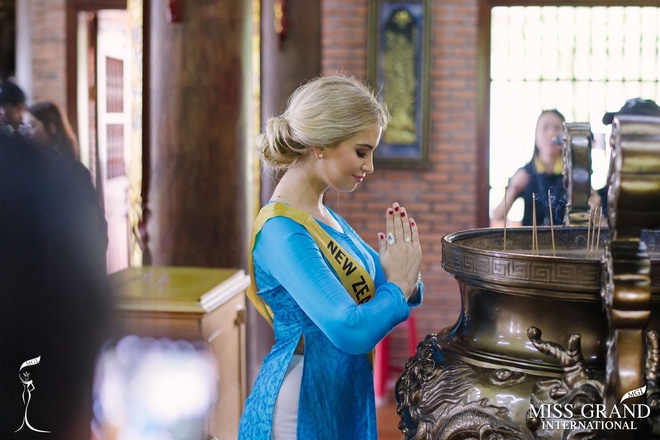 Thí sinh Miss Grand International 2017 diện áo bà ba đi vãn cảnh chùa - Ảnh 7.