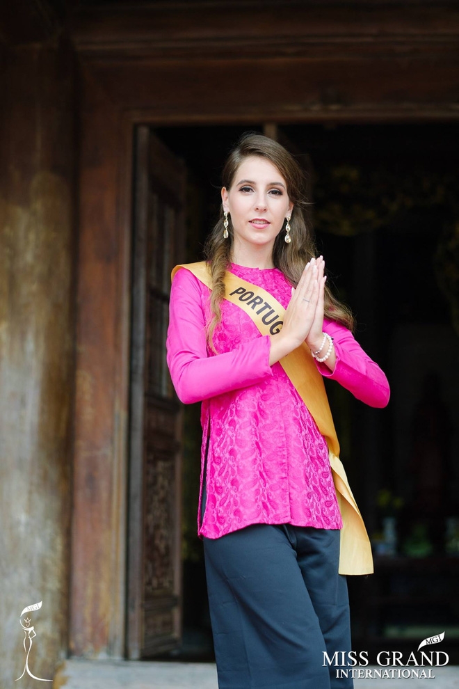 Thí sinh Miss Grand International 2017 diện áo bà ba đi vãn cảnh chùa - Ảnh 8.