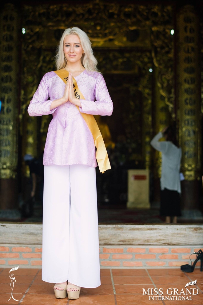 Thí sinh Miss Grand International 2017 diện áo bà ba đi vãn cảnh chùa - Ảnh 8.