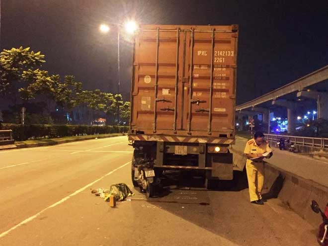 Xe máy “đóng” chặt vào đuôi container, thanh niên tử vong tại chỗ - 1