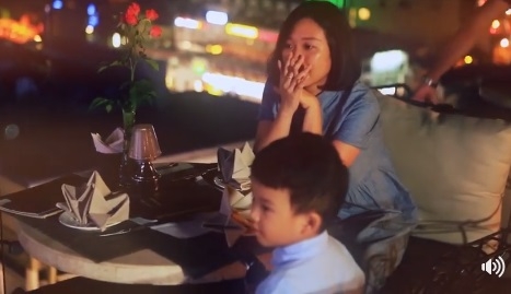 anh chong soai ca tang vo mon qua bi mat vi da “hy sinh ca tuoi thanh xuan cho chong” hinh anh 2