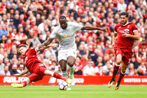  Lukaku (giữa) thi đấu trong trận đấu giữa Liverpool và MU ở Anfield vào thứ 7 vừa qua 