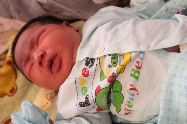 bo be trai chao doi nang ky luc 7,1kg: “luc dau toi khong tin, phai mang con di can lai” - 1