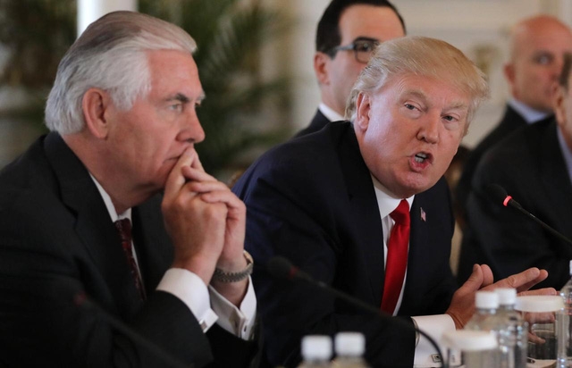  Tổng thống Mỹ Donald Trump (phải) và Ngoại trưởng Mỹ Rex Tillerson (Ảnh: Reuters) 