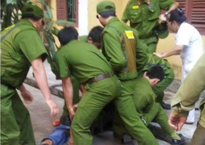 nam thanh nien dam 2 cong an bi thuong ngay tai tru so hinh anh 1
