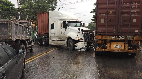 quang ninh: xe container dam lien hoan, quoc lo 18 un tac hinh anh 1