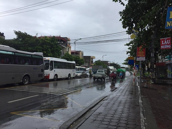 quang ninh: xe container dam lien hoan, quoc lo 18 un tac hinh anh 2