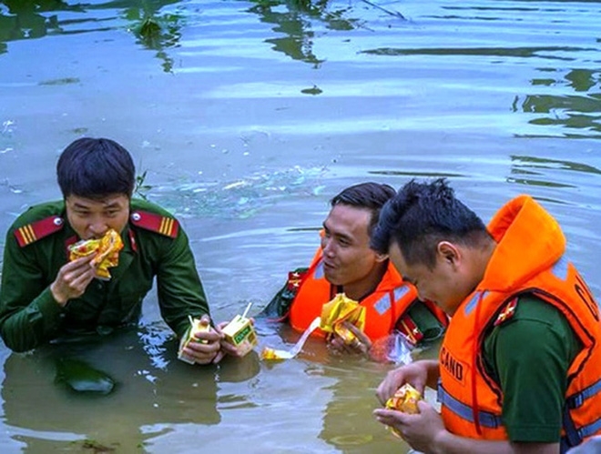 Trận lũ lịch sử hoành hành miền Bắc: Những câu chuyện đau lòng và tình người nơi lũ quét qua - Ảnh 13.
